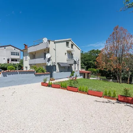 Petricija With Garden Apartment Porec