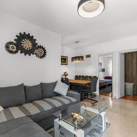 Apartment Petricija With Garden