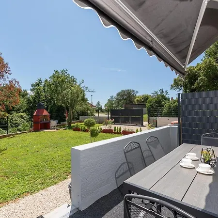 Petricija With Garden Apartment
