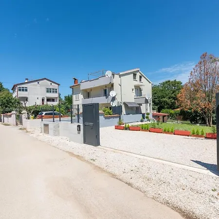 Apartment Petricija With Garden *