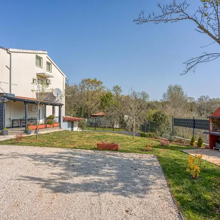 Daire Petricija With Garden Poreč